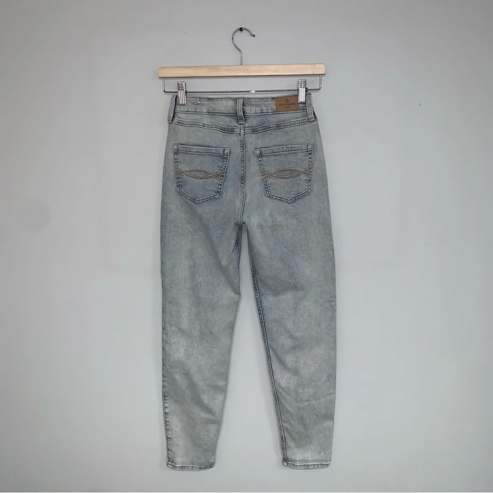 Abercrombie Kids High Rise Mini Mom Jeans Size 15/16 Girls Light Wash‎ Denim - Picture 5 of 8
